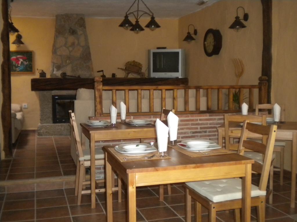 Hostal Rural Las Cuatro Calles San Martín del Pimpollar Exterior foto